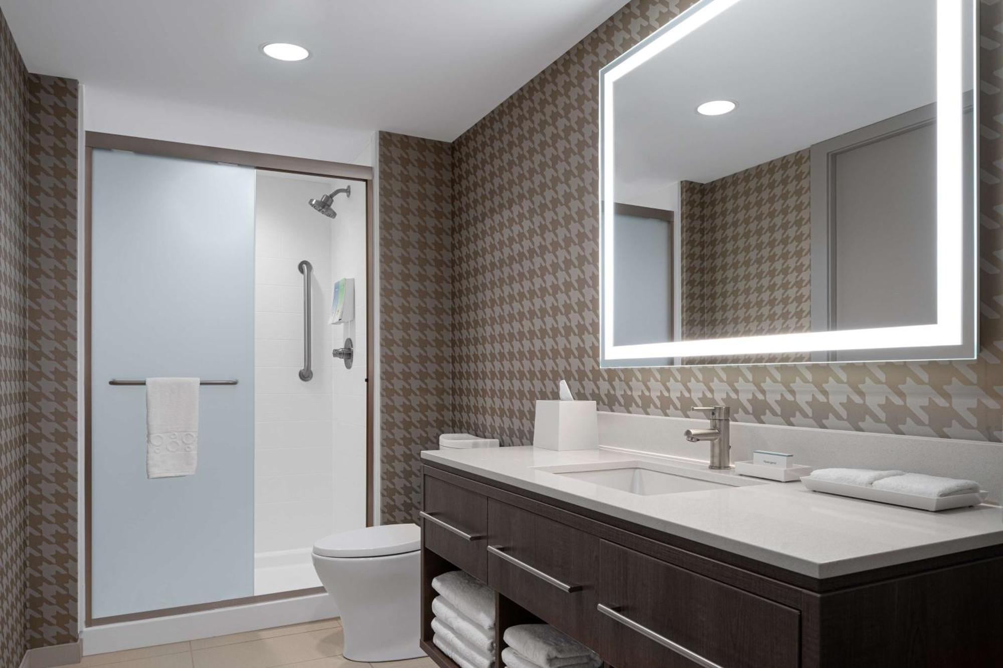 Home2 Suites By Hilton Des Moines At Drake University Εξωτερικό φωτογραφία