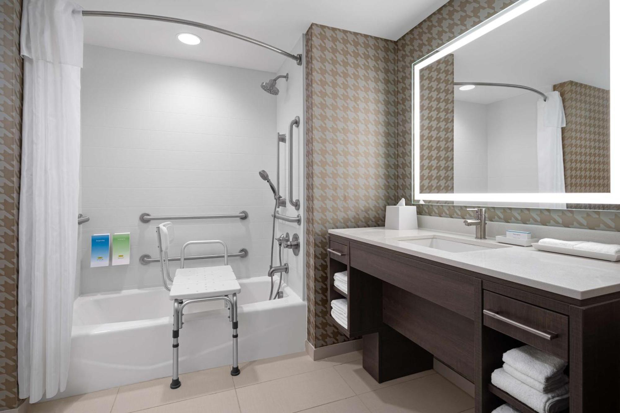 Home2 Suites By Hilton Des Moines At Drake University Εξωτερικό φωτογραφία