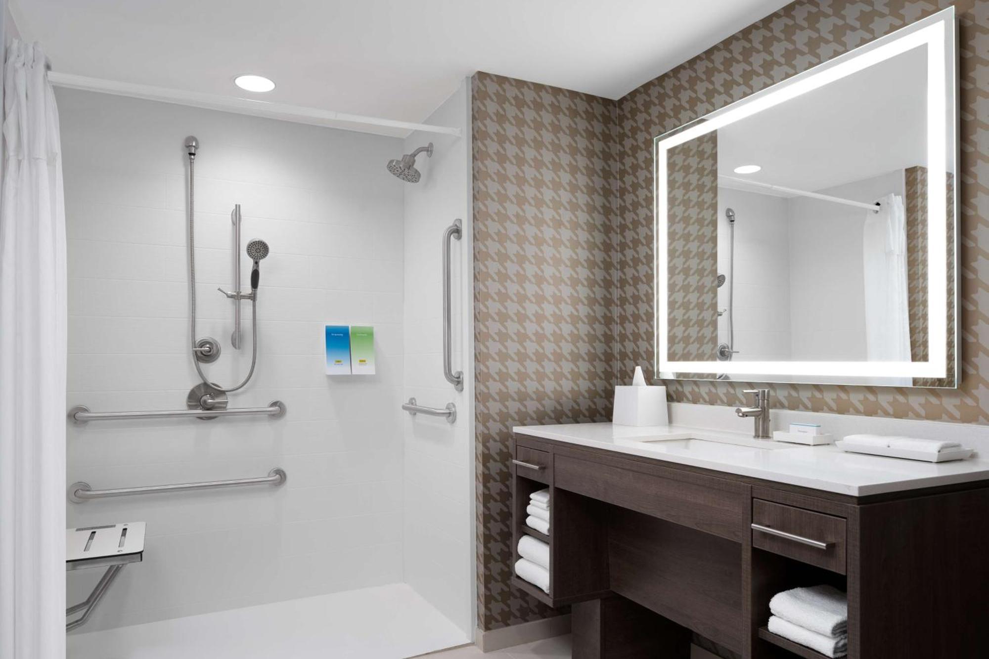Home2 Suites By Hilton Des Moines At Drake University Εξωτερικό φωτογραφία